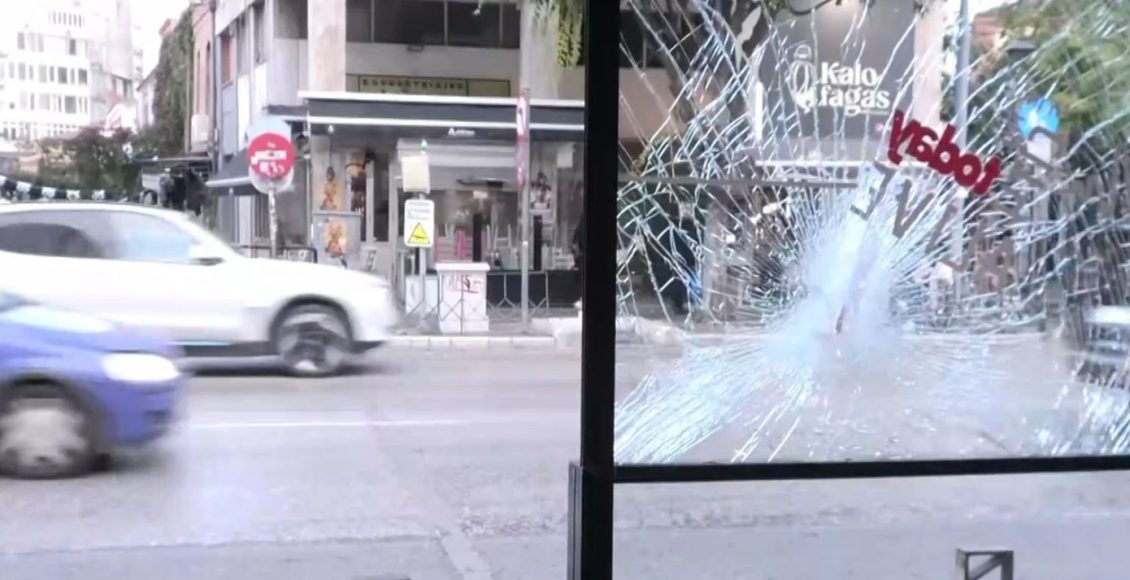 Άνδρας-σε-κατάσταση-αμόκ-έκανε-τα-Λαδάδικα-λαμπόγυαλο-–-Πέταγε-καρέκλες,-σκαμπό-και-τραπέζια,-σπάζοντας-τζαμαρίες