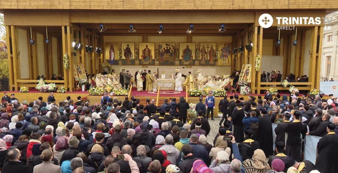Υπαίθρια-Πατριαρχική-Θεία-Λειτουργία-επί-τη-εορτή-του-Αγίου-Δημητρίου-του-Νέου,-Πολιούχου-του-Βουκουρεστίου-(ΒΙΝΤΕΟ)