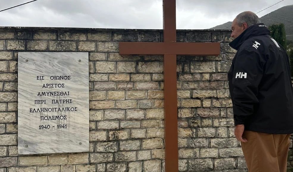 Ο-Κώστας-Καραμανλής-απέτισε-φόρο-τιμής-στα-μνημεία-πεσόντων-Ελλήνων-στη-Βόρεια-Ήπειρο