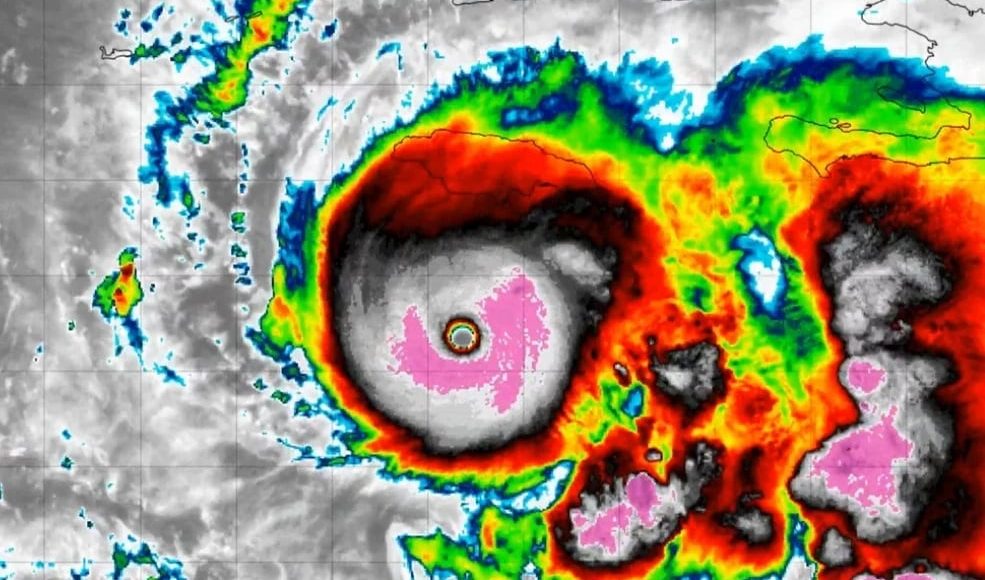 Ο-κυκλώνας-Μελίσα-στην-Καραϊβική-ενισχύθηκε-στη-μέγιστη-βαθμίδα-5-και-απειλεί-την-Τζαμάικα,-την-Αϊτή-και-τη-Δομινικανή-Δημοκρατία