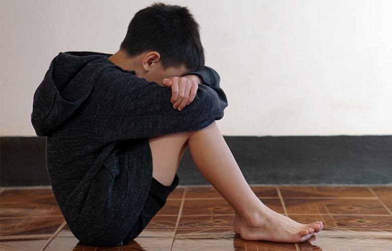 Μητέρα-έπιασε-οικογενειακή-φίλη-να-κακοποιεί-σεξουαλικά-τον-11χρονο-γιο-της