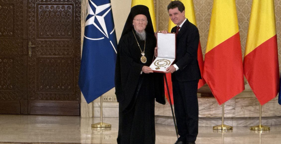 Ο-Πρόεδρος-της-Δημοκρατίας-της-Ρουμανίας-απένειμε-στον-Οικουμενικό-Πατριάρχη-το-ανώτατο-εθνικό-παράσημο-της-χώρας