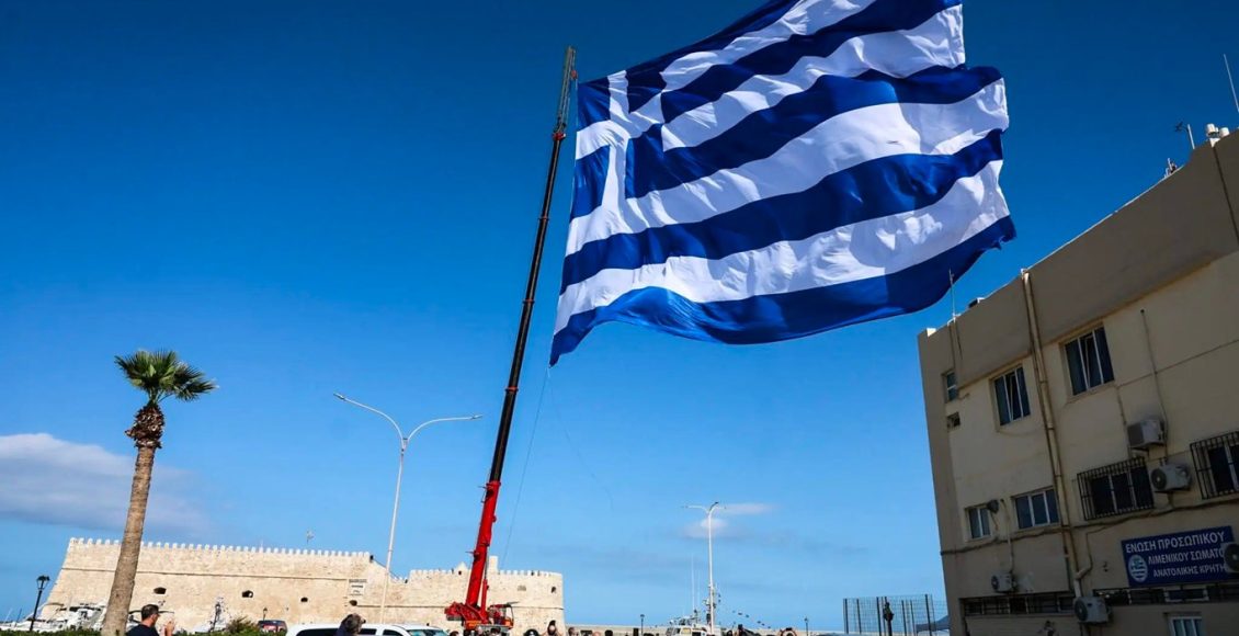 Σημαία-1.440-τετραγωνικών-μέτρων-υψώθηκε-στο-Ηράκλειο-Κρήτης