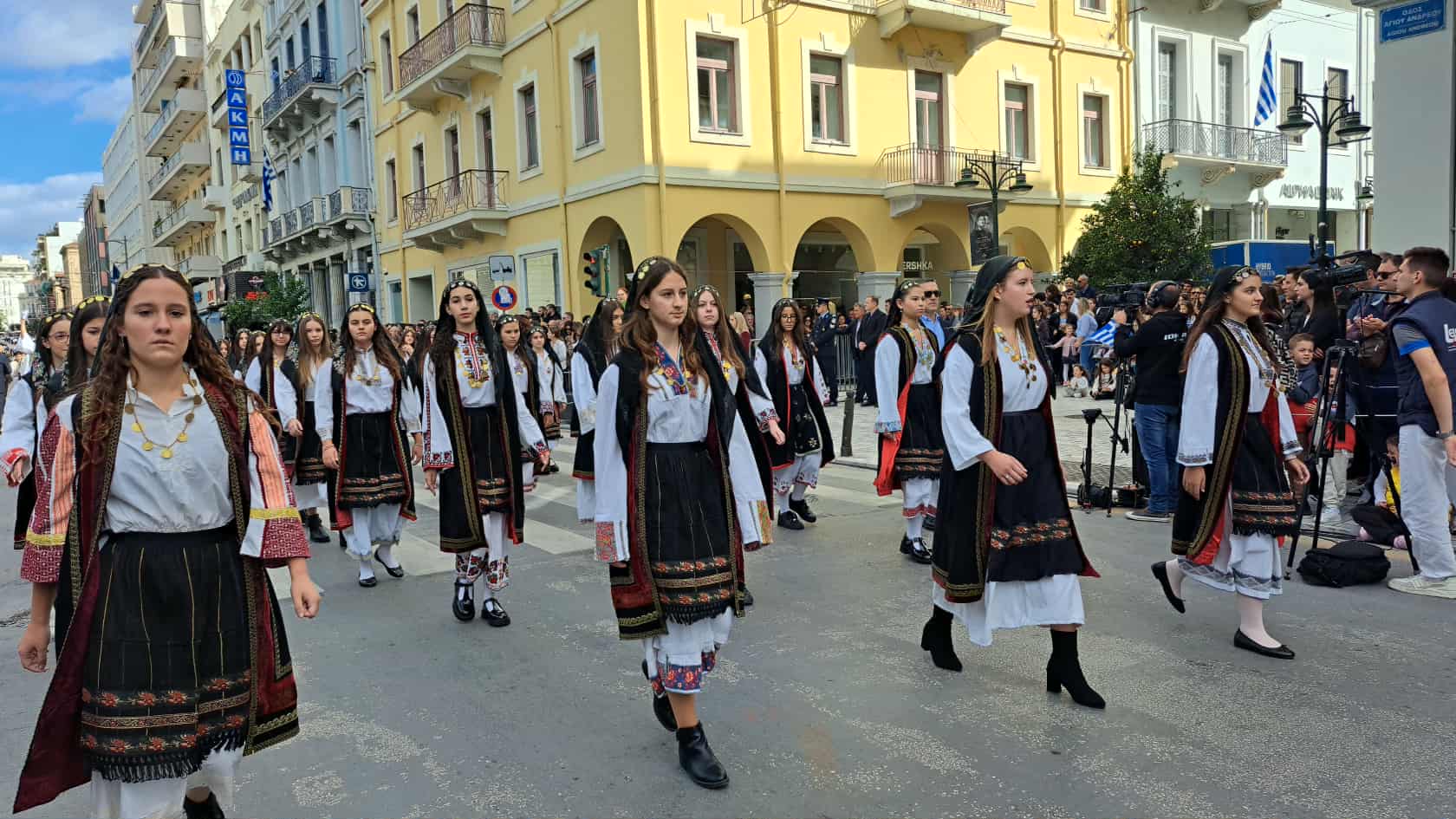 Πάτρα:-Πλήθος-κόσμου-στις-λαμπρές-εκδηλώσεις-για-την-επέτειο-της-28ης-Οκτωβρίου-–-ertnews.gr