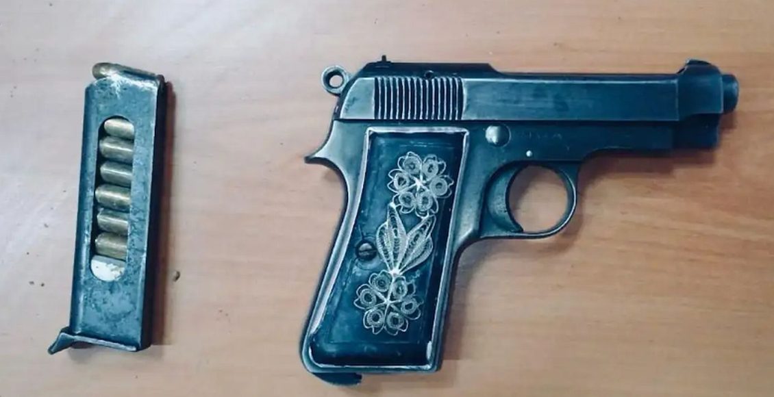 Αυτό-είναι-το-πιστόλι-με-τον-γεμιστήρα-και-τις-8-σφαίρες-που-βρέθηκε-θαμμένο-στο-προαύλιο-των-φυλακών-Κορυδαλλού