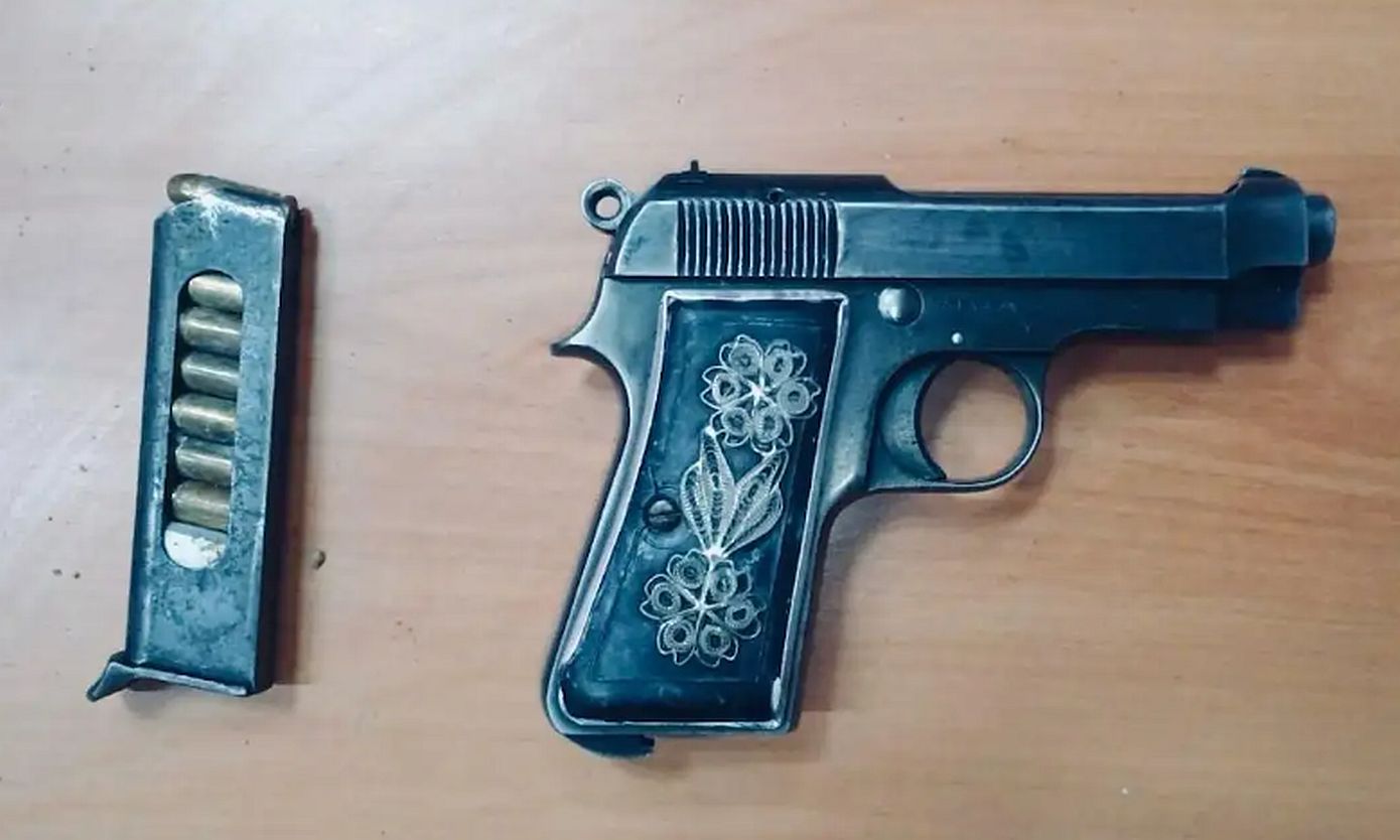 Αυτό-είναι-το-πιστόλι-με-τον-γεμιστήρα-και-τις-8-σφαίρες-που-βρέθηκε-θαμμένο-στο-προαύλιο-των-φυλακών-Κορυδαλλού