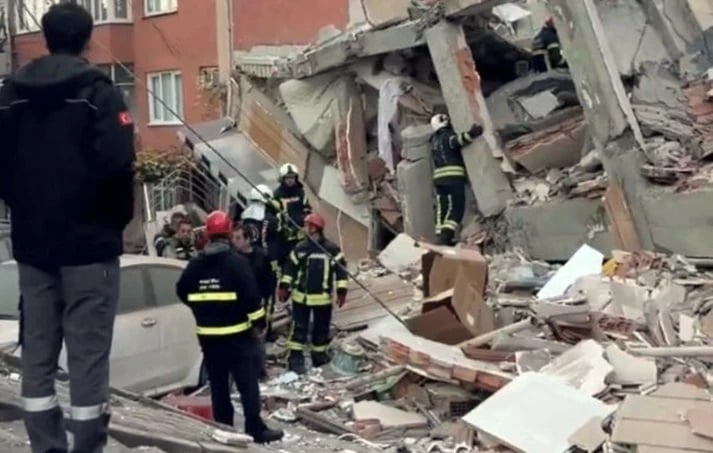 Τουρκία:-Κατέρρευσε-πολυκατοικία,-υπάρχουν-φόβοι-πως-έχουν-εγκλωβιστεί-άνθρωποι