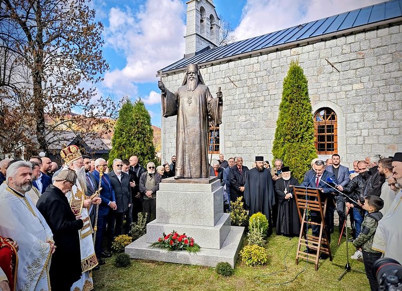 Αδριάντας-του-Μητροπολίτη-Μαυροβουνίου-Αμφιλοχίου-τοποθέτησε-στο-Κολάσιν