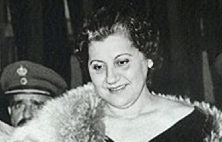 Ανήμερα-της-28ης-Οκτωβρίου,-τιμήθηκε-η-Σοφία-Βέμπο-στο-σημείο-που-πρωτοτραγούδησε,-στη-Θεσσαλονίκη