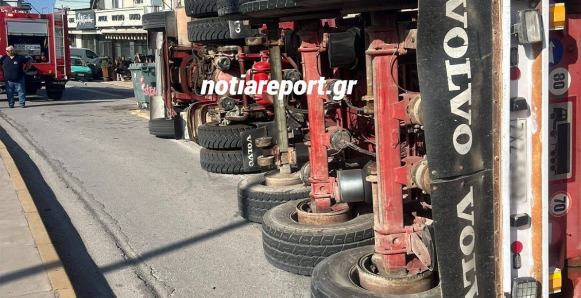 Ανατροπή-νταλίκας-στη-Βάρη-–-Έπεσε-πάνω-σε-σταθμευμένο-όχημα