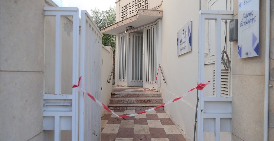 Εμπρηστική-επίθεση-στο-γραφείο-του-Χάρη-Θεοχάρη-–-«Η-Δημοκρατία-μας-δεν-τρομοκρατείται»-λέει-η-ΝΔ