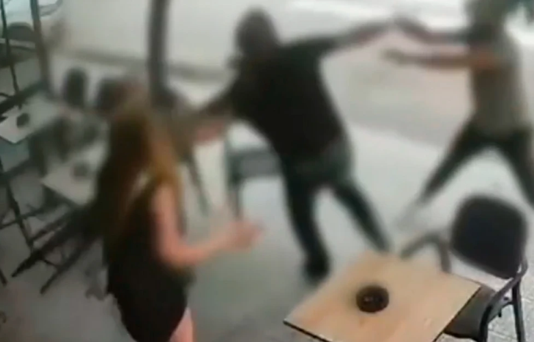 Σοκάρει-το-βίντεο-με-τον-άγριο-ξυλοδαρμό-52χρονου-μέχρι-θανάτου-έξω-από-μπαρ-στο-Ναύπλιο-–-Τον-χτύπησαν-με-ξύλινα-γάντια