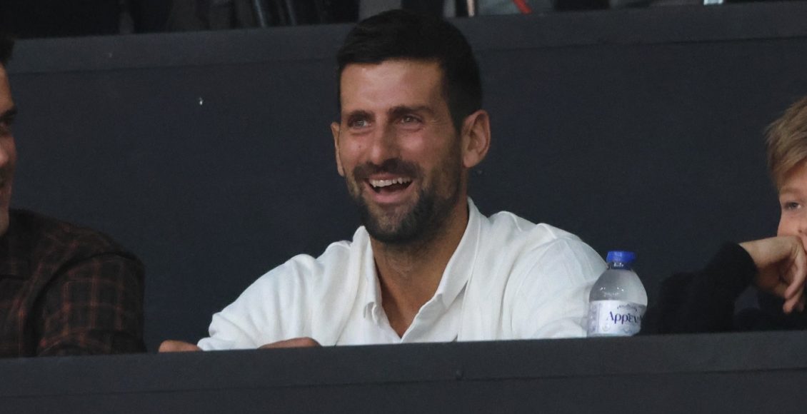 Ολυμπιακός-–-Μονακό:-Χειροκροτήθηκε-ο-Τζόκοβιτς-που-τραγούδησε-«ερυθρόλευκα»-συνθήματα