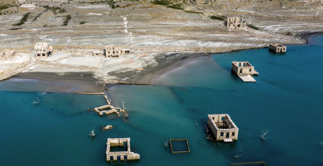 Το-eΡΤnews-στον-Μόρνο:-Η-παρατεταμένη-λειψυδρία-έφερε-στην-επιφάνεια-το-βυθισμένο-χωριό-Κάλλιο-–-Αποκαλυπτικές-εικόνες-–-ertnews.gr
