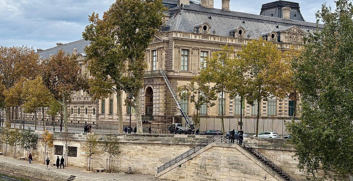 Ληστεία-στο-Λούβρο:-Την-προσαγωγή-άλλων-πέντε-υπόπτων,-ανακοίνωσαν-οι-αστυνομικές-αρχές-του-Παρισιού-–-Ο-ένας-φέρεται-να-ήταν-παρών-στο-ριφιφί