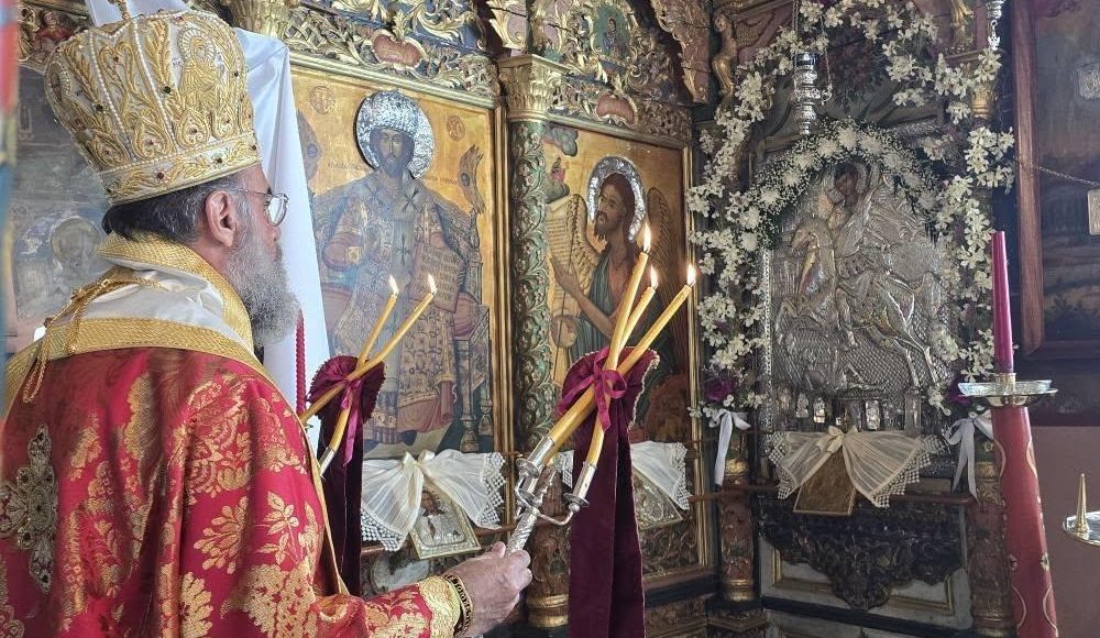 Στην-πανηγυρίζουσα-Ενορία-Αγίου-Δημητρίου-Σύμης-ο-Μητροπολίτης-Χρυσόστομος