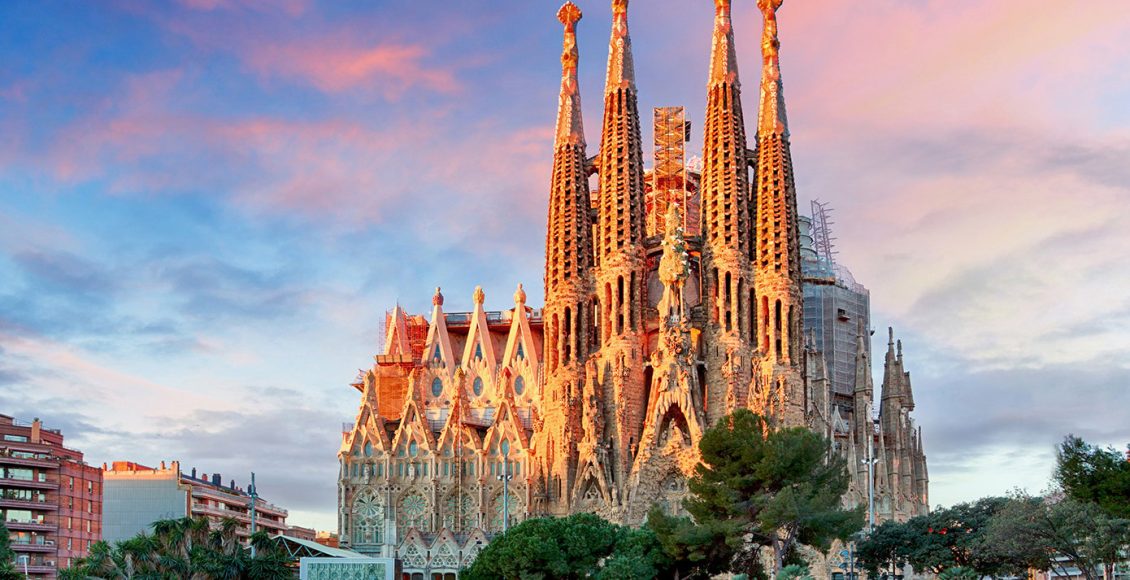 Η-Σαγράδα-Φαμίλια-στη-Βαρκελώνη-είναι-η-ψηλότερη-εκκλησία-στον-κόσμο-με-ύψος-162,91-μέτρα
