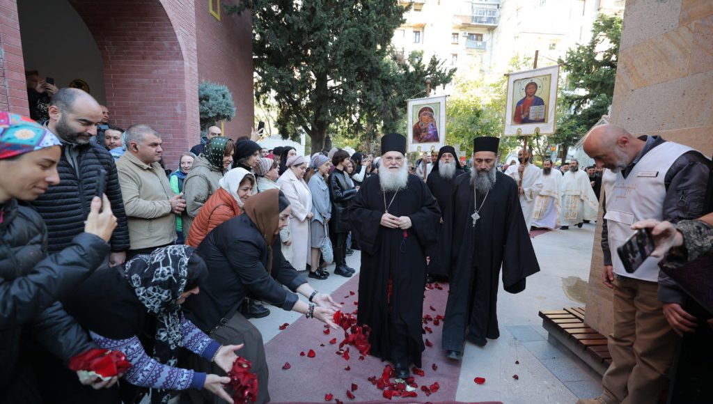 Πλήθος-Γεωργιανών-υποδέχθηκε-τον-Γέροντα-Εφραίμ-Βατοπαιδινό-στην-Τιφλίδα
