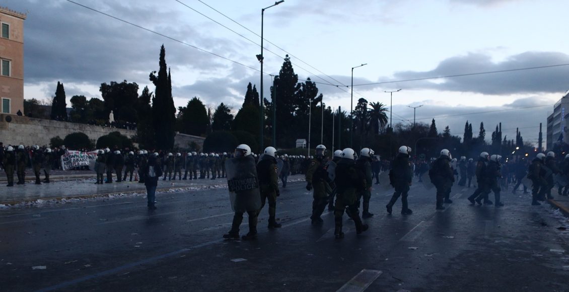 Δίωξη-για-τρία-πλημμελήματα-σε-μέλη-του-Ρουβίκωνα-που-άνοιξαν-πανό-μπροστά-στον-Άγνωστο-Στρατιώτη