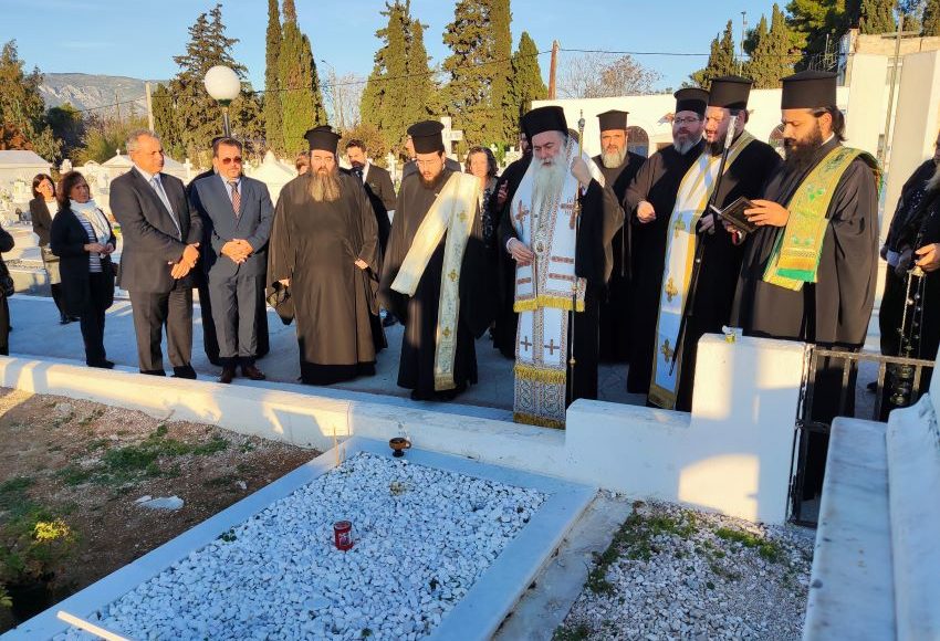 Ο-Κορίνθου-Παύλος-τέλεσε-Τρισάγιο-επί-του-τάφου-του-προκατόχου-του-κυρού-Διονυσίου