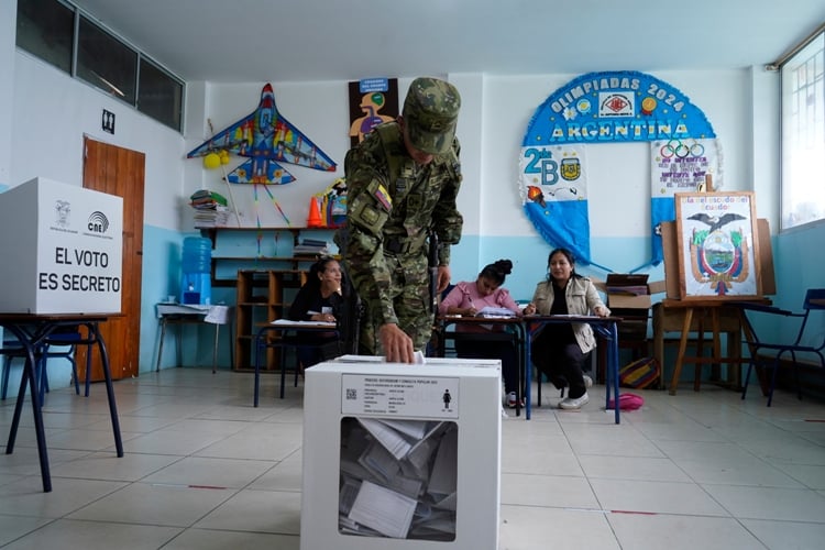 Δημοψήφισμα-στον-Ισημερινό:-Οι-πολίτες-απέρριψαν-την-επιστροφή-των-ξένων-στρατιωτικών-βάσεων