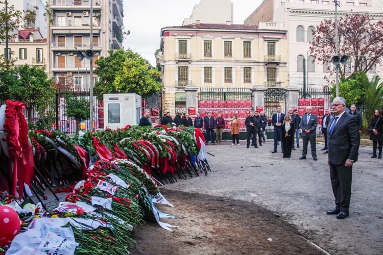 Ο-Τασούλας-κατέθεσε-στεφάνι-στο-Πολυτεχνείο:-«Υπεύθυνη,-λαϊκή-και-διαρκής-διεκδίκηση-της-Δημοκρατίας-και-της-Ελευθερίας»