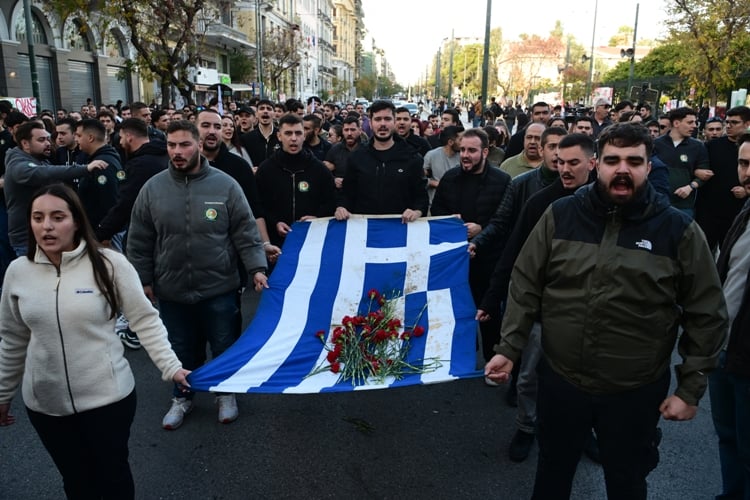 Στην-κορυφή-της-πορείας-προς-την-αμερικανική-πρεσβεία-η-αιματοβαμμένη-σημαία-σύμβολο-του-Πολυτεχνείου