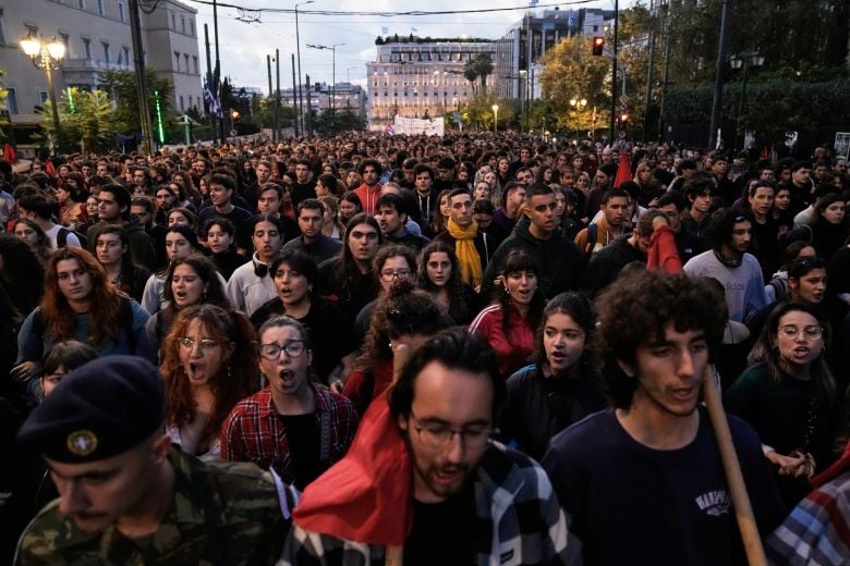 Σε-εξέλιξη-η-πορεία-για-το-Πολυτεχνείο-–-Με-νεανικό-παλμό,-αλλά-οργανωμένα-και-συντεταγμένα-τα-μπλοκ-των-φοιτητικών-συλλόγων