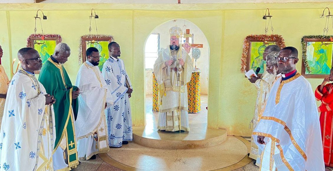 Ο-Μητροπολίτης-Άκκρας-στην-πανηγυρίζουσα-Ενορία-του-Ευαγγελιστού-Ματθαίου-στην-κεντρική-Γκάνα