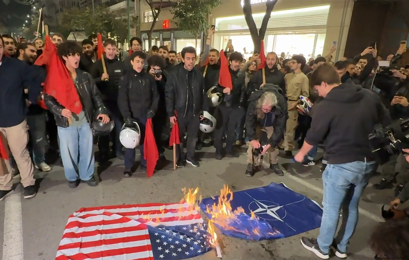 Έκαψαν-σημαίες-των-ΗΠΑ-και-του-ΝΑΤΟ-στη-πορεία-για-το-Πολυτεχνείο-στη-Θεσσαλονίκη