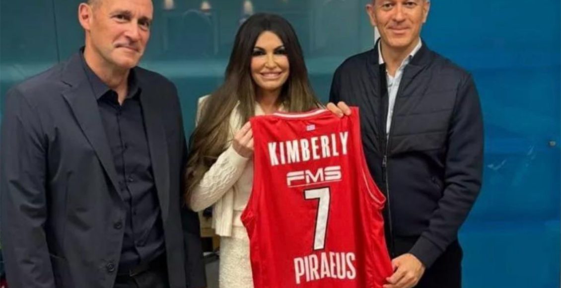 Οι-αδερφοί-Αγγελόπουλοι-έδωσαν-στην-Κίμπερλι-Γκιλφόιλ-φανέλα-του-Ολυμπιακού-με-το-όνομα-της