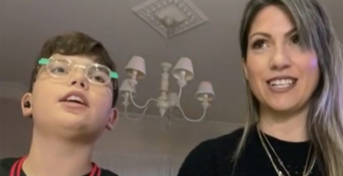 Ο-μικρός-Δημοσθένης-με-το-πλακάτ-απαντά-αν-βρήκε-γαμπρό-στη-δασκάλα-του