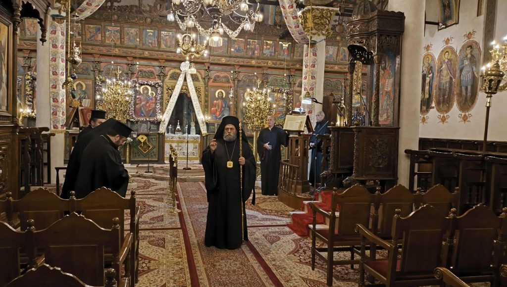 Διανομή-τροφίμων-και-Θεία-Λειτουργία-στον-ΙΝ.-Κοιμήσεως-της-Θεοτόκου-Περιβλέπτου