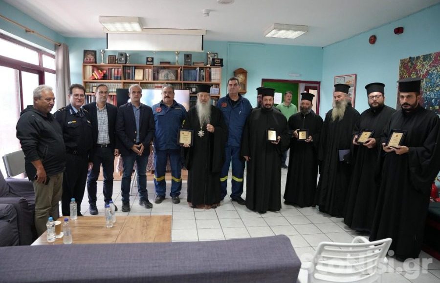 Η-Πυροσβεστική-τίμησε-τους-εθελοντές-ιερείς-πυροσβέστες-της-Λέσβου-–-Ένα-σπάνιο-παράδειγμα-προσφοράς-στην-κοινωνία
