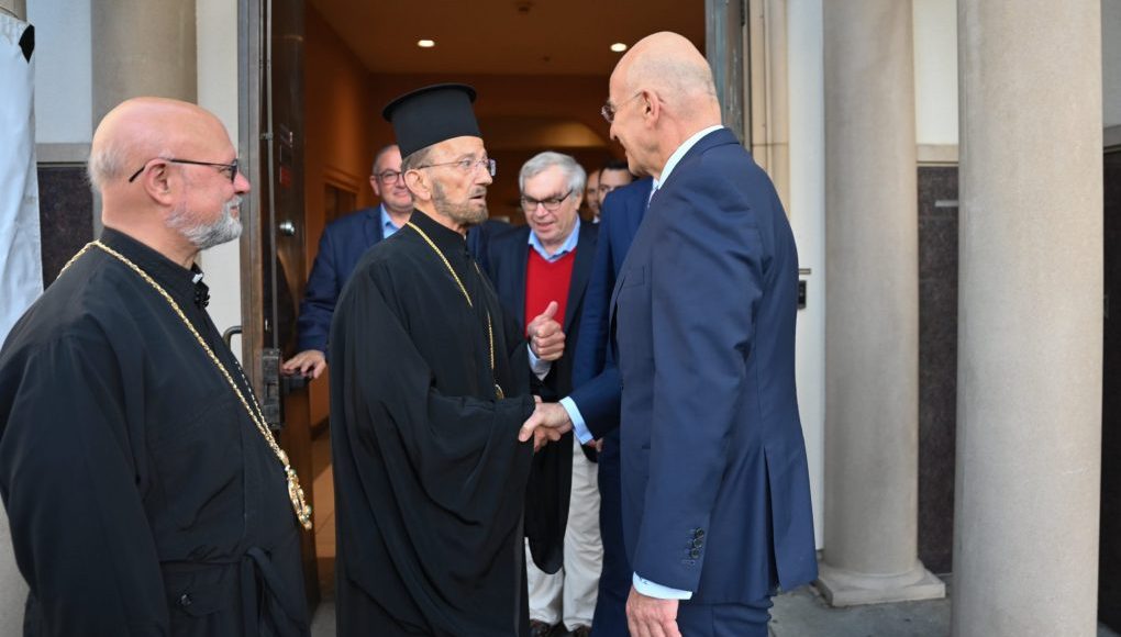 Με-τον-Μητροπολίτη-Αγίου-Φραγκίσκου-συναντήθηκε-ο-Νίκος-Δένδιας