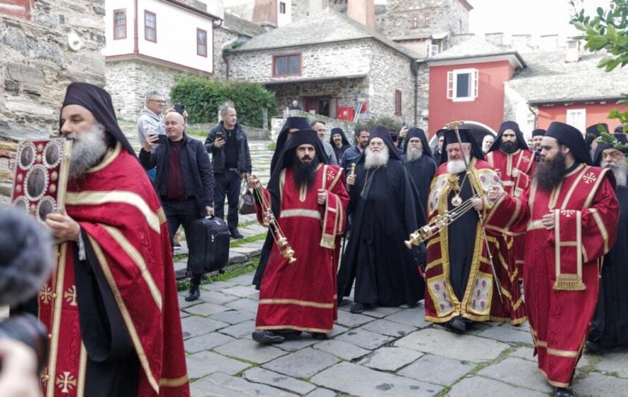 Υποδοχή-του-Επισκόπου-Πλοεστίου-στην-Ιmm.-Βατοπαιδίου-(ΒΙΝΤΕΟ)