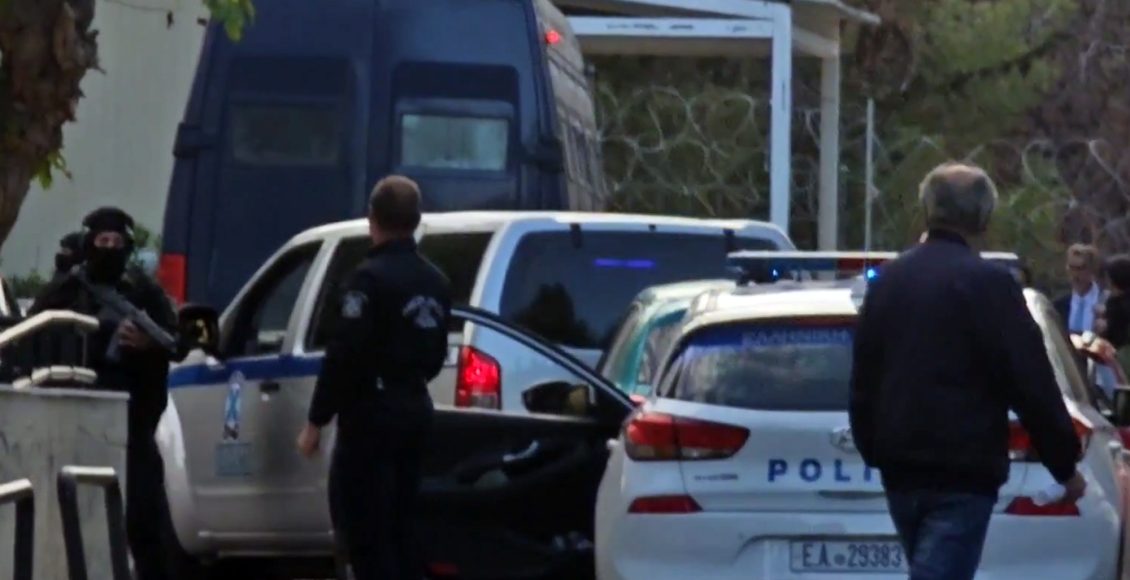 Εκτέλεση-τοπογράφου-στο-Ψυχικό:-Υπό-δρακόντεια-μέτρα-η-δίκη-στην-Ευελπίδων-–-Η-στιγμή-της-μεταγωγής-των-δύο-κατηγορουμένων