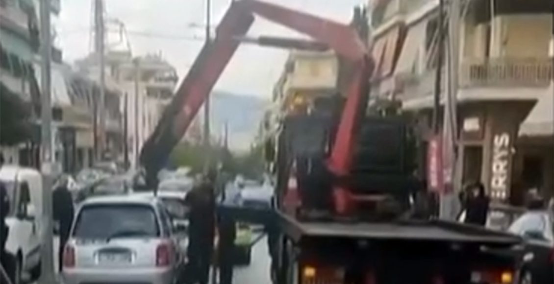 Αυτοκίνητο-αναποδογυρίστηκε-μετά-από-πρόσκρουση-στο-Γαλάτσι