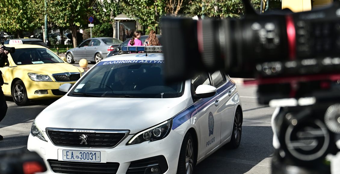 Η-μεταγωγή-της-Δήμητρας-Ματσούκα-στην-Ευελπίδων-μετά-τη-σύλληψή-της-επειδή-έτρεχε,-είχε-πιει,-δεν-είχε-δίπλωμα-και-πινακίδες