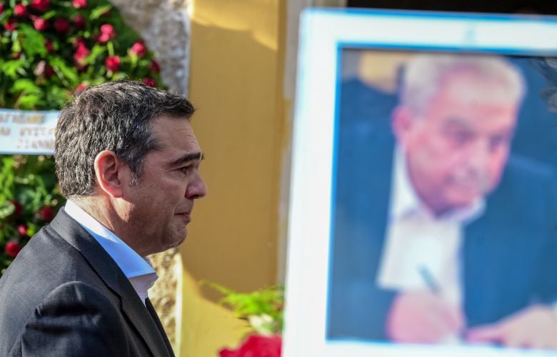 «Έσπασε»-ο-Αλέξης-Τσίπρας-στην-κηδεία-του-Αλέκου-Φλαμπουράρη:-«Σού-υπόσχομαι-ότι-δεν-θα-παραδώσουμε-ούτε-την-ψυχή-μας-στη-γοητεία-της-όποιας-εξουσίας»