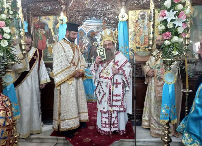 Είσοδος-στα-Άγια-των-Αγίων-για-νέο-Διάκονο-στην-Ι-Μ.-Χίου