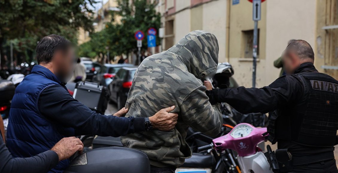 Αιματηρή-βεντέτα-στα-Βορίζια:-Ελεύθερος-με-περιοριστικούς-όρους-ο-23χρονος-που-κατηγορείται-για-τη-βόμβα-στο-σπίτι-της-οικογένειας-Φραγκιαδάκη