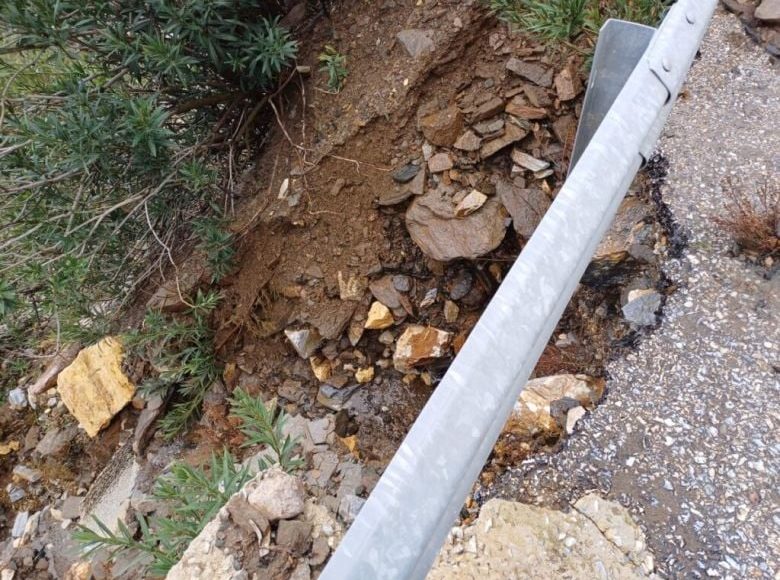 Διακοπή-κυκλοφορίας-στον-δρόμο-Κοζάνης-Λάρισας-εξαιτίας-πτώσης-βράχων