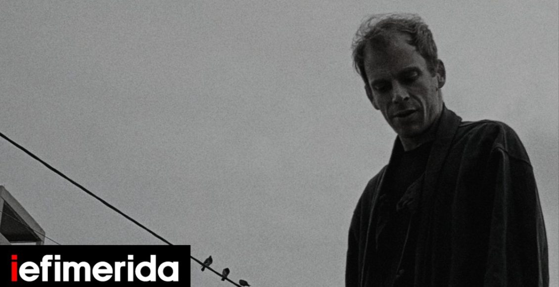 Θεατρική-παράσταση,-με-τη-δύση-του-ήλιου,-στο-νεκροταφείο-Πειραιά