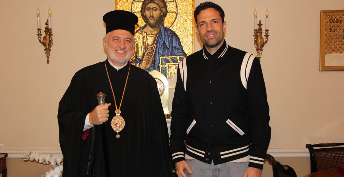 Ο-Αρχιεπίσκοπος-Αμερικής-συναντήθηκε-με-τον-δημοφιλή-τραγουδιστή-Κωνσταντίνο-Αργυρό
