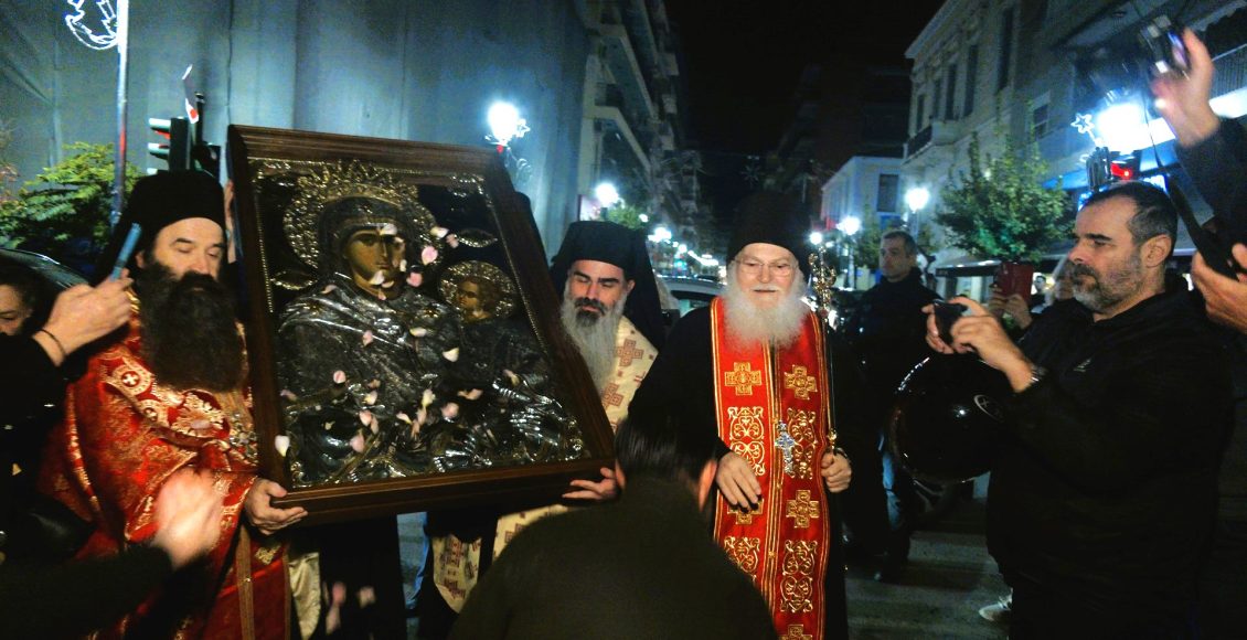 Λαμπροφορούσα-η-πόλη-των-Πατρών-υποδέχτηκε-την-Παναγία-την-Εσφαγμένη-(ΦΩΤΟ-&-binteo)