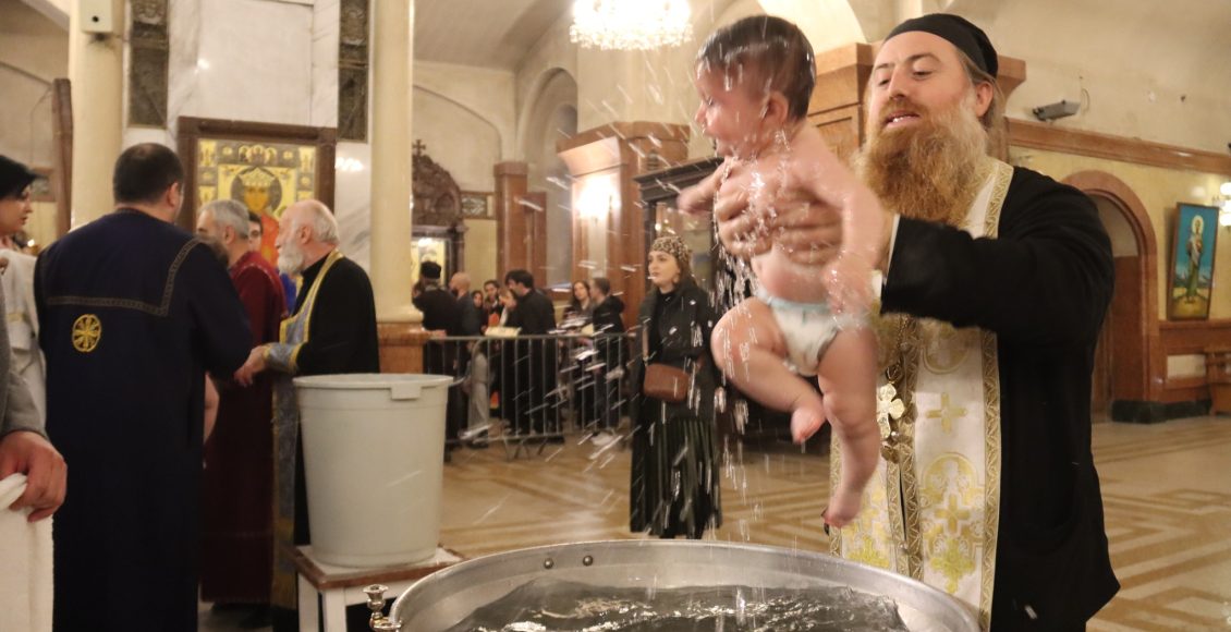 Τιφλίδα:-Η-72η-ομαδική-βάπτιση-νηπίων-στον-Καθεδρικό-Ναό-Αγίας-Τριάδος