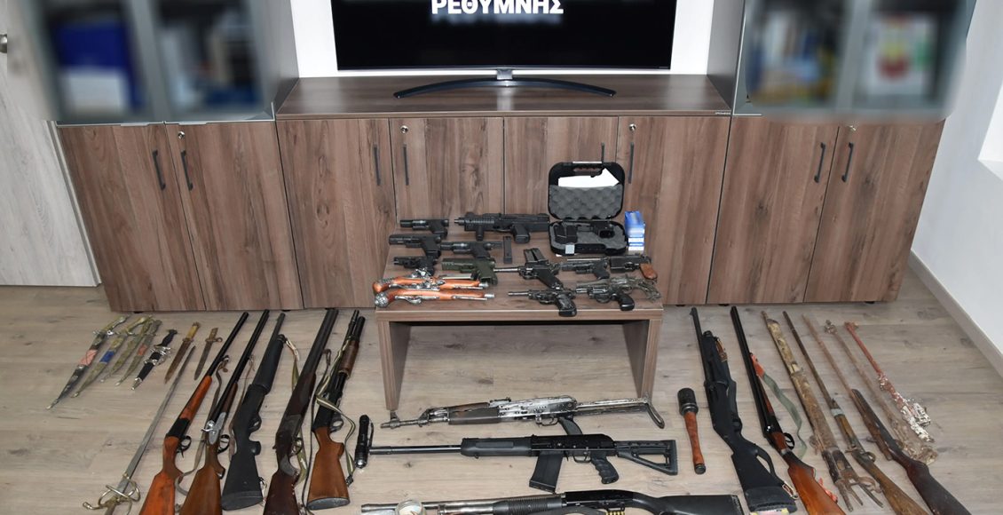 Το-κρυφό-οπλοστάσιο-σε-σπίτια-στο-Ρέθυμνο-με-όπλα,-ξίφη,-υποπολυβόλο-και-χιλιάδες-φυσίγγια-–-Χειροπέδες-σε-5-άτομα