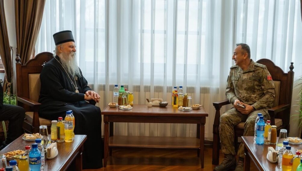 Ο-Ράσκας-και-Πριζρένης-Θεοδόσιος-υποδέχθηκε-στη-Μονή-Γκρατσάνιτσα-με-τον-Διοικητή-της-kfor