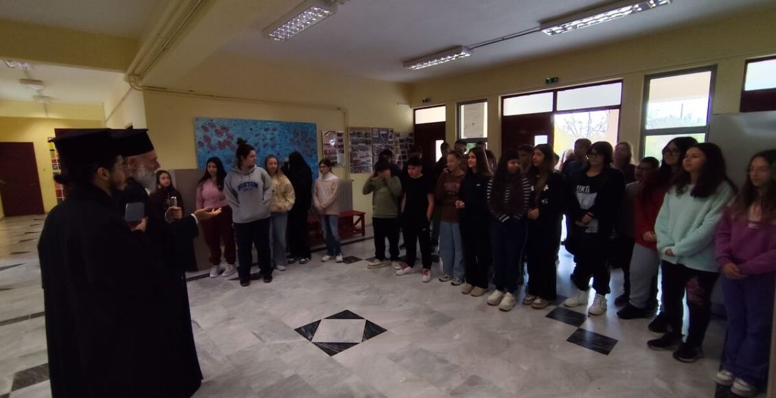 Η-τοπική-Εκκλησία-στο-πλευρό-της-νεολαίας:-Διανομή-της-Καινής-Διαθήκης-από-τον-Μητροπολίτη-Θεσσαλιώτιδος